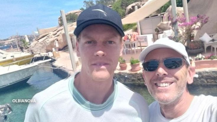 Sinner in Sardegna con la fidanzata Laila: a Porto Rafael con un jet privato per comprare casa