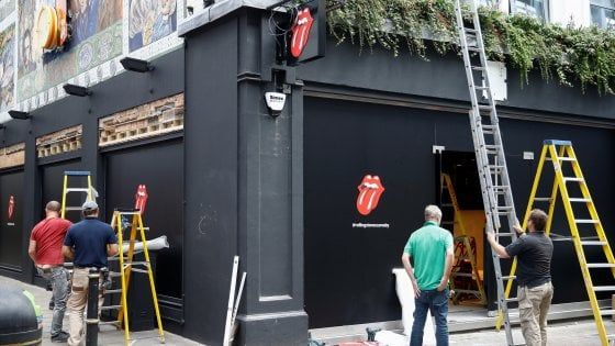 Rolling Stones aprono negozio a Londra in Carnaby Street