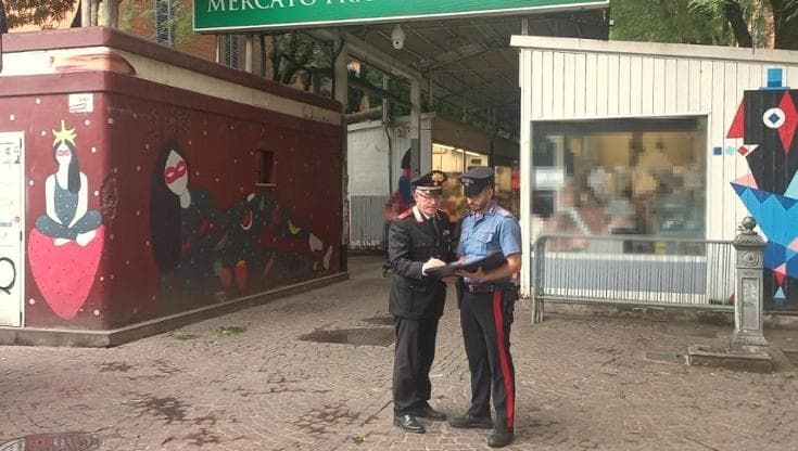 Mercato in via Albani, aggredito e rapinato il macellaio: arrestate due giovani donne