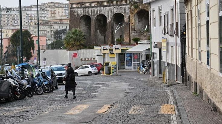 Napoli, via Aniello Falcone: asfalto sui sampietrini per coprire i dissesti