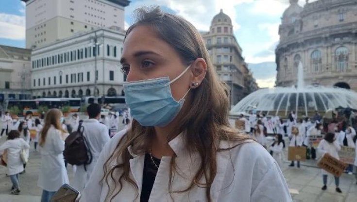 Genova, studenti di medicina in piazza per chiedere di tornare ai tirocini in corsia