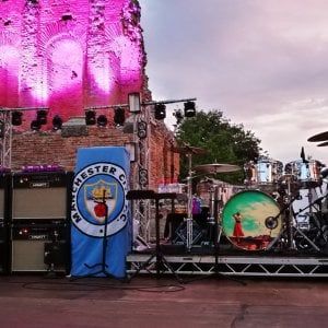 Messina, Noel Gallagher canta davanti alla bandiera del City