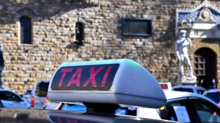 Firenze, taxi introvabili: subito turni più lunghi. Ma adesso il sindaco non esclude anche nuove licenze
