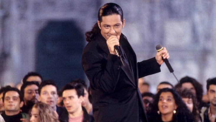 30 anni di karaoke, la celebrità dei dilettanti sul palcoscenico dello strapaese