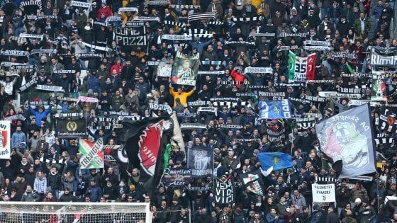 Juve, cori razzisti e violenze: contro il club torinese il ricatto silenzioso degli ultrà 