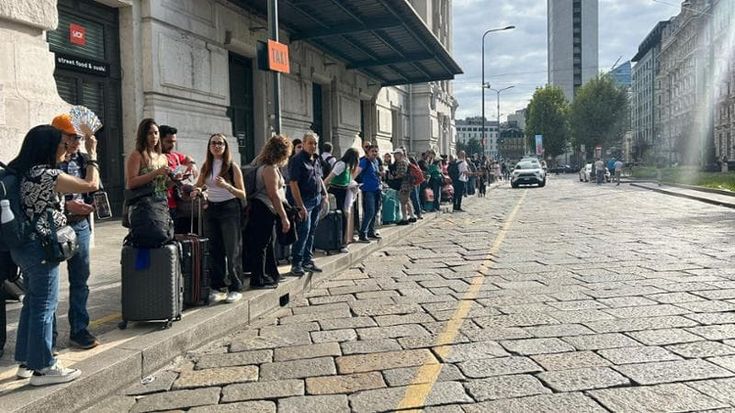 Sciopero selvaggio dei tassisti: tornano le lunghe code in Centrale e a Linate
