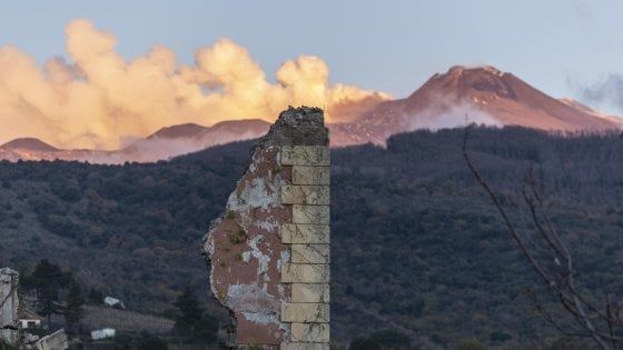 Etna, nella notte altre sei scosse. Aumenta il numero degli sfollati