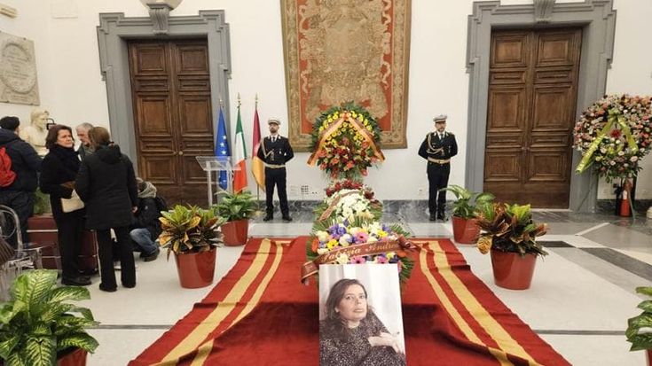 I funerali di Ileana Argentin, feretro al Campidoglio. Veltroni: “Con lei abbiamo cambiato Roma”