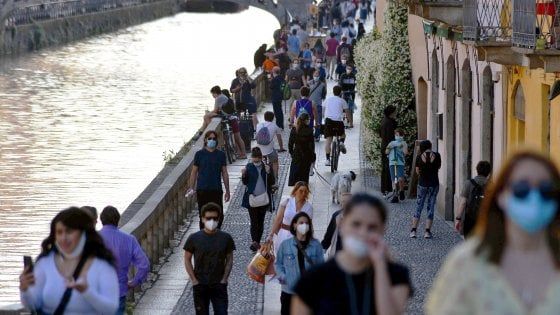 L'ira del sindaco Sala: "Folla sui Navigli vergognosa: pronto a chiuderli"