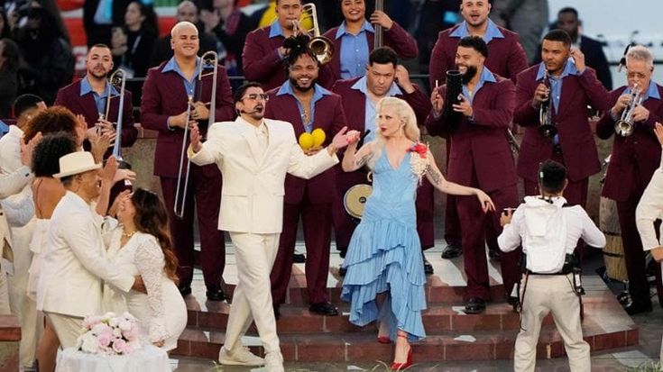Bad Bunny, lo show al Super Bowl celebra gli immigrati e fa infuriare Trump. Sorpresa Lady Gaga