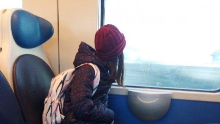 Scuole in Dad, mamma insegnante porta le due figlie con sé al lavoro: "Non posso lasciarle da sole al pc" 