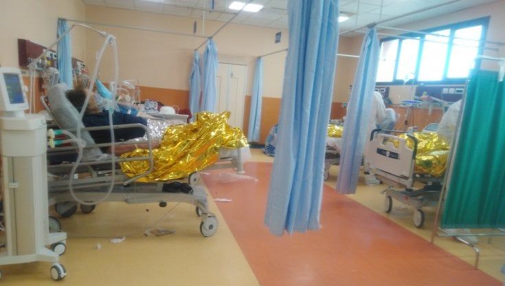 Pronto soccorso Civico: letti, caschi, bombole e cinquanta contagiati sull’orlo dell’incubo