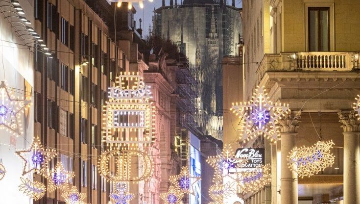 Natale con il timer. Il caro bollette spegne le città a mezzanotte