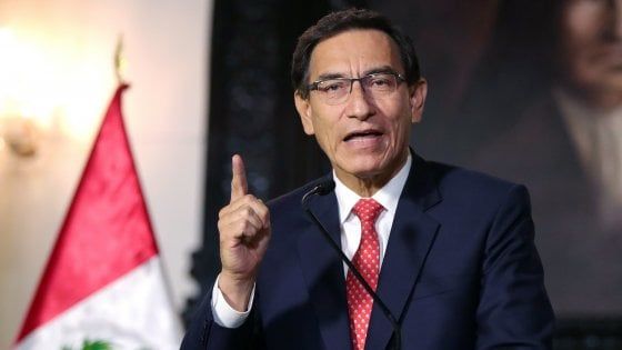 Corruzione in Perù, il presidente Vizcarra rischia l'impeachment 