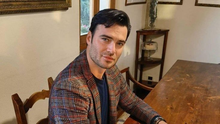 Covid, la foto di Giulio Berruti sui social: "Io, vaccinato con AstraZeneca". Polemica contro il fidanzato di Maria Elena Boschi: "È under40""