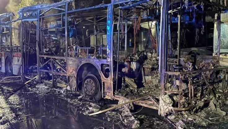 Roma, ancora un bus in fiamme. Rogo nel deposito di via Valleranello