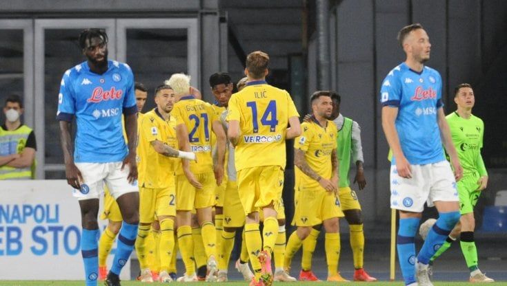 Napoli-Verona 1-1: non basta Rrhamani, Faraoni butta gli azzurri fuori dalla Champions. E De Laurentiis saluta Gattuso