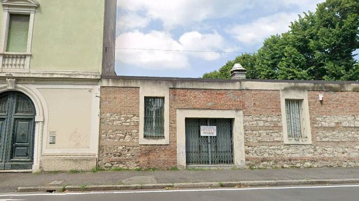 Testa di maiale davanti alla futura moschea di Brescia: l’ipotesi del gesto islamofobo