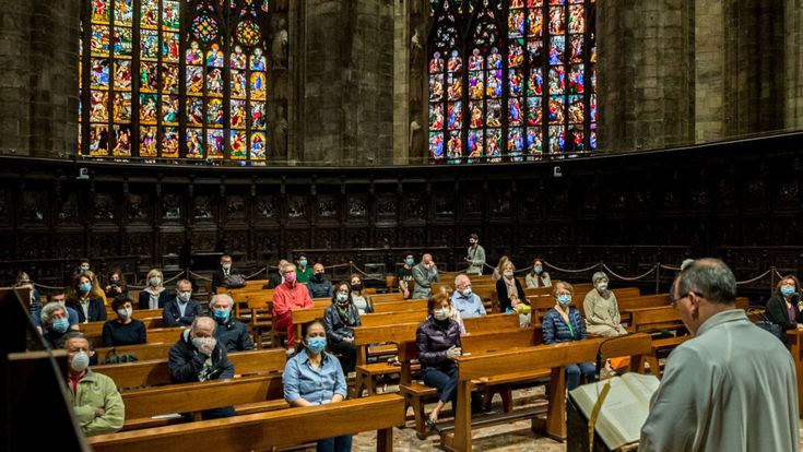 Milano, i 36 fedeli della prima messa in Duomo: "Che tristi questi mesi soli davanti alla tv"