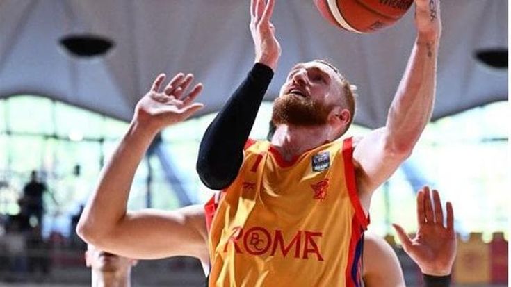 Basket, primo sorriso per la Bc Roma: Tortona travolta. Maxima sfiora l’impresa a Bologna