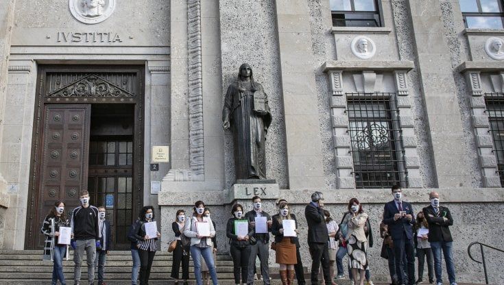 Inchiesta di Bergamo sui morti Covid, il Comune si schiera con i parenti delle vittime e si costituisce come parte offesa