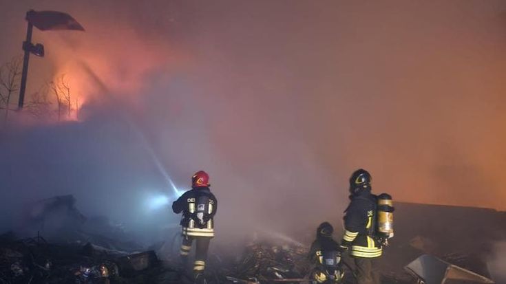 Incendio Tor Cervara, brucia ancora il capannone di via Melibeo: attesa per i dati sull’inquinamento