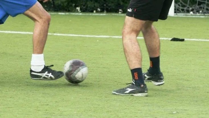 Calci e pugni all'arbitro che ha espulso il figlio, daspo di un anno a genitore violento