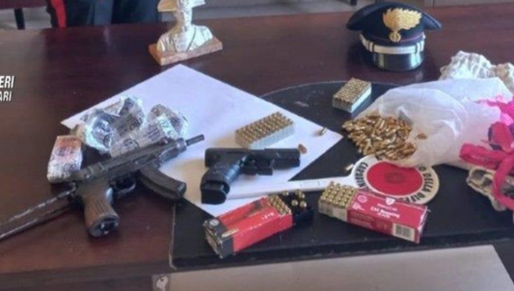 Molfetta, arrestato minorenne: nascondeva un mitra, una pistola e cartucce di vario calibro