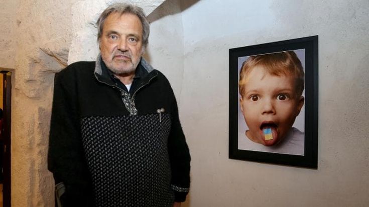 Toscani, un addio con le note di Dylan, nella bara la camicia rossa