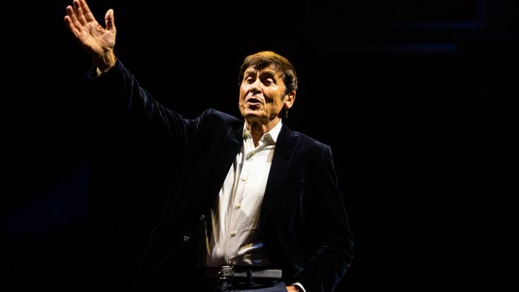 Gianni Morandi senza filtri: “Ora vi canto i successi ma anche i flop”