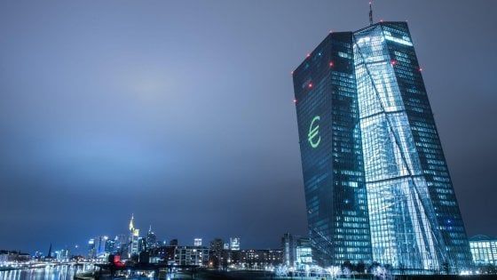 Bce: "Crescita solida, ma serve ancora stimolo". I redditi degli italiani al palo
