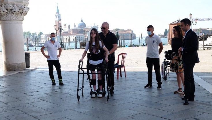 Disabilità, la storia di Alice che grazie a un esoscheletro ha fatto la prima passeggiata a Venezia