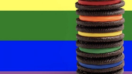 Oreo diventa arcobaleno per dire no all'omofobia
