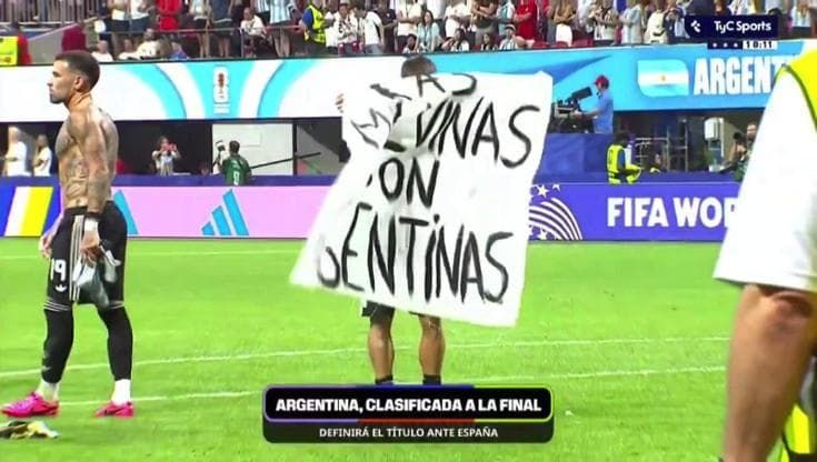 Mondiali, l'Argentina festeggia la vittoria con uno striscione sulle Malvinas. Rischio sanzioni