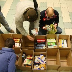 Stabilit&agrave;, la legge taglia sul cibo per i poveri: dimezzato fondo
