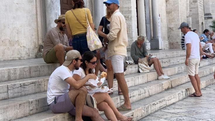 A Bari si mangia e si beve sui gradini della cattedrale: lo scempio è servito. “Senza rispetto”