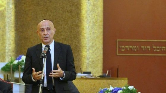 Terrorismo, Minniti alla sinagoga di Milano: "Religioni unite contro chi uccide nel nome di Dio"