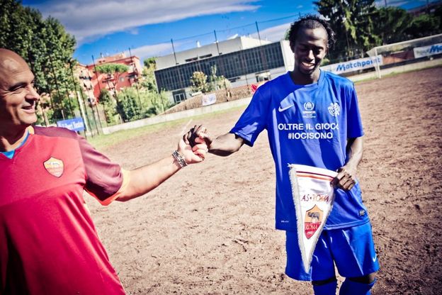 Calcio e solidarietà, le Vecchie Glorie dela Roma in campo contro la squadra dei rifugiati
