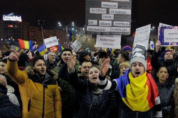 Romania, 300mila in piazza contro il governo nonostante il dietrofont sulla legge salva corrotti