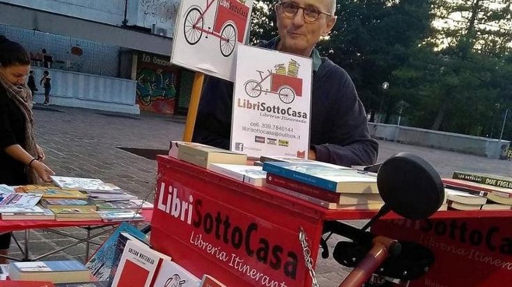 Il libraio Luca Ambrogio Santini: “Io e la mia bici da 10 anni insieme, siamo più veloci di Amazon”