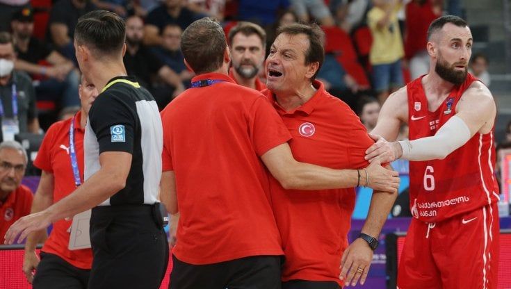 Eurobasket, rissa in campo a Tbilisi, i turchi accusano: "Korkmaz picchiato dalla polizia, fuori il video o lasciamo il torneo"
