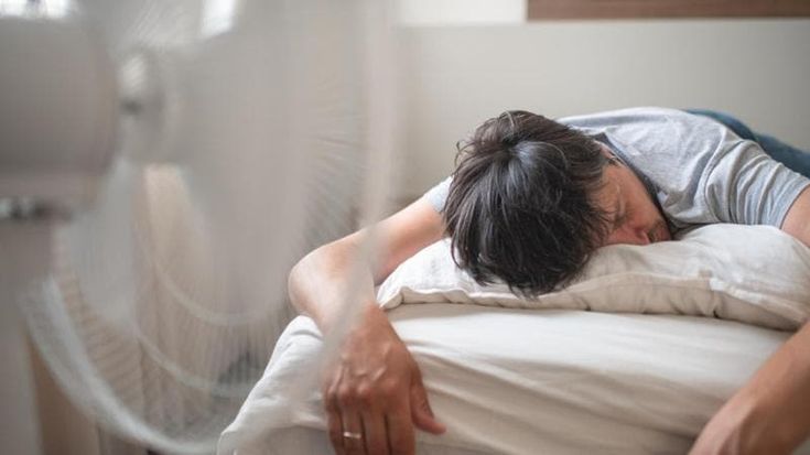 Notti afose e temperature record, ogni giorno perdiamo 15 minuti di sonno. I consigli per dormire