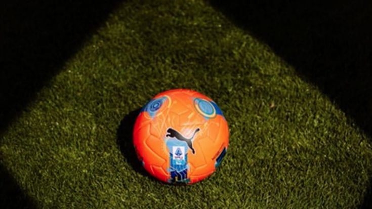 Pallone arancione, è flop: “Invisibile per i daltonici, si cambia”