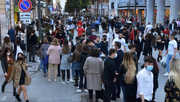 Covid, l'Italia cambia colori: da lunedì solo 4 aree in arancione. Ma ci sono province e comuni in lockdown
