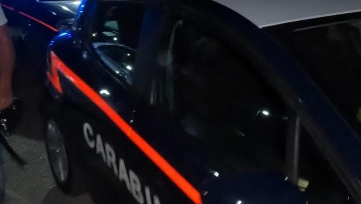 Sparatoria a Barra, uomo ferito sotto casa: quattro colpi di pistola alle gambe