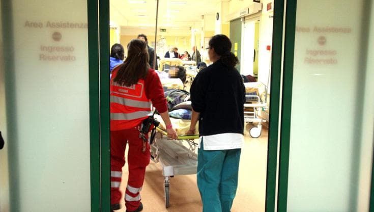 Calci e pugni alla figlia autistica di 11 anni dopo la messa, bimba in ospedale: padre indagato