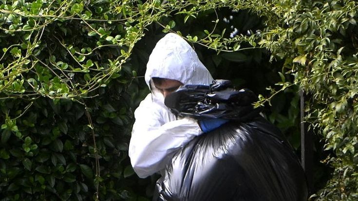 Neonati sepolti, i segreti della “ragazza diabolica”, nel paese che ora si chiede se davvero nessuno sapeva