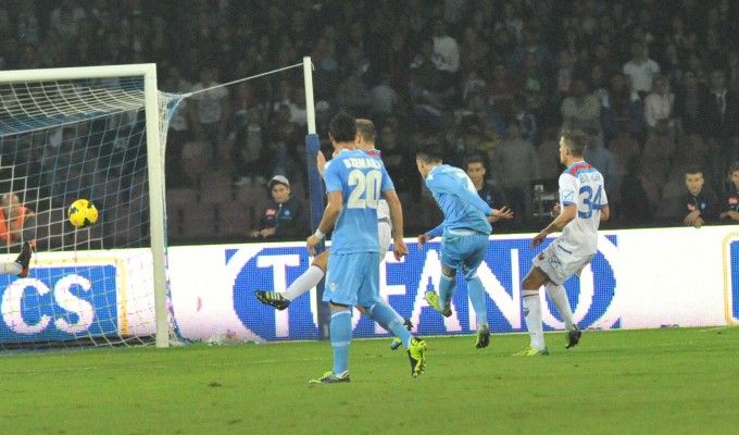 Napoli-Catania 2-1: tutto in 10&rsquo;, gli azzurri tengono il passo
