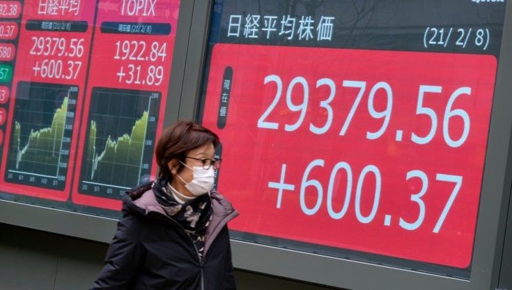 Borse europee in rialzo, lo spread sotto 95. Tokyo ai massimi dal 1990