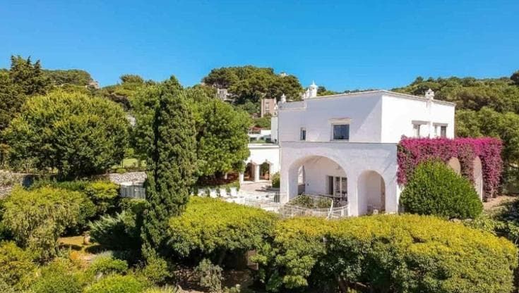 Capri, George Clooney “cerca casa” con la moglie Amal sull’isola